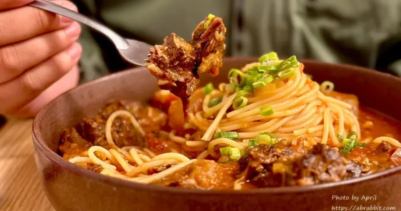 台中市場美食推薦！隱藏版「六豊」平價義大利麵，讓你一吃就愛上。