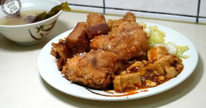 天母最強雞腿飯！圓環魯肉飯 雞腿飯皮薄肉嫩多汁，排隊30分鐘也要吃。