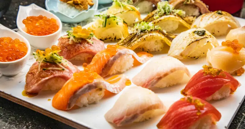 屏東東港美食推薦！華僑市場 東港魚莊黑鮪魚生魚片，超狂握壽司高CP值。