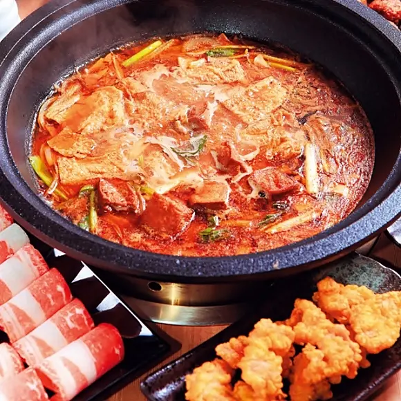 【窩客島週三小食堂】熱度久久久~寒流來襲也不怕的石頭火鍋！