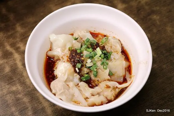 (捷運松山新店線新店區公所站周邊美食)「三民煮藝小吃店」手作麵食 --- 新店有三寶「紅油抄手、牛肉麵、豬肝湯」，傳承眷村兒時記憶慈母家常味，融匯大江南北方麵食菁華，自製五星級花椒調醬，麵香湯鮮少鹽少