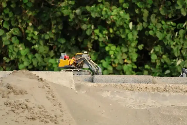 新屋濱海林蔭沙洲 (西濱公路) - 遙控挖土機