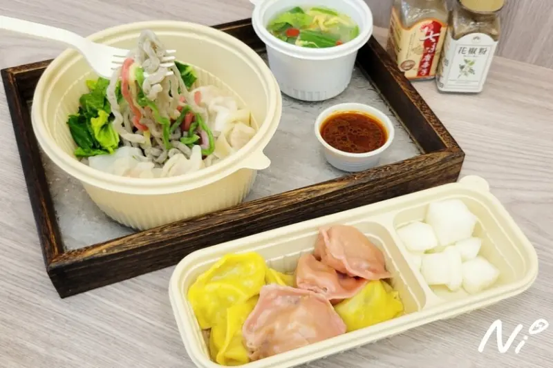 [高雄鼓山]不凡水餃。巨大韮豬水餃/蔬食水餃/鮮肉炒手/手工彩色蔬果麵/營養雞蛋湯。「蛋ㄕˋ幸福農場」特色創意水餃專賣店 #凹子底公園 #高雄美術館