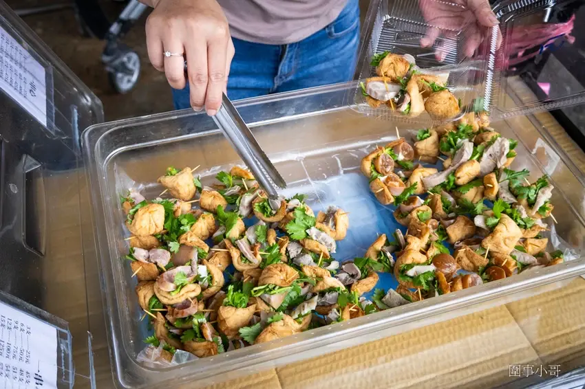 宜蘭傳統小吃推薦-復元行季節限定一串心！口味多樣搭配特製沾醬好吃到停不下來啦，美味的大腸包香腸加蘋果泡菜也讓人口水直流。 @圍事小哥的幸福相框