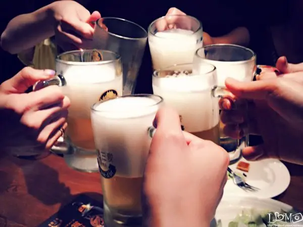 【美食】誰規定姊妹聚會只能約下午茶?!輕熟女就是要啤酒+炸雞!!金色三麥超棒dr