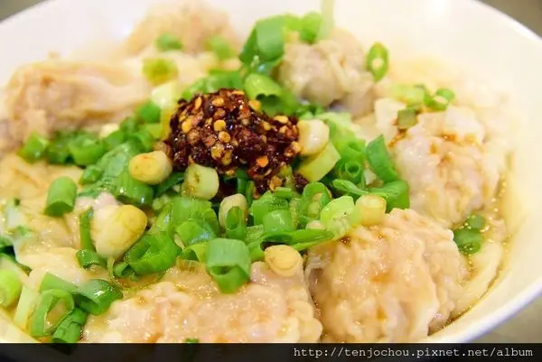 花花，甲飽沒【台北食記】松山 周家鮮肉餛飩 超大份量銅板美食