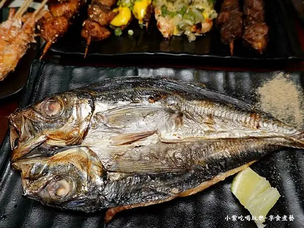 烤竹筴魚-雞老闆桶仔雞萬隆店 (1).jpg