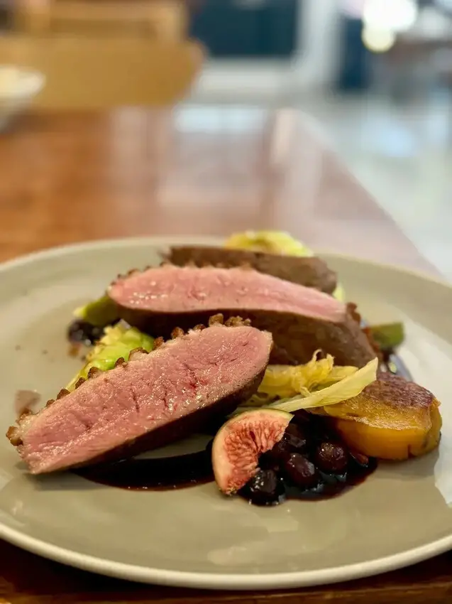 【中正區美食】大嗑西式餐館Ducky Restaurant：台北頗具盛名的西式餐廳，必點櫻桃鴨胸還有需要提前預訂的威靈頓牛排︱捷運忠孝新生站