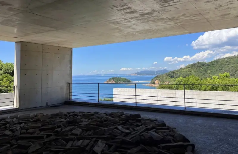 瀨戶內直島最棒的玩法，踩著單車，不用刻意規劃，卻恰到好處的海岸線與藝術風景。