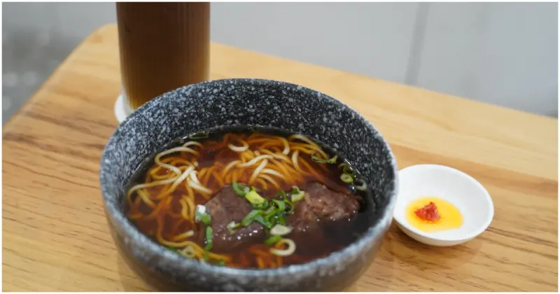 賣牛肉麵的台中咖啡廳！青燕焙煎所 文心中清站附近自家烘焙咖啡館，商業午餐超優惠。