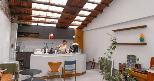 迪化街閣樓咖啡！Tiny Tail小尾 不限時咖啡廳，手沖咖啡 巴斯克蛋糕必吃。