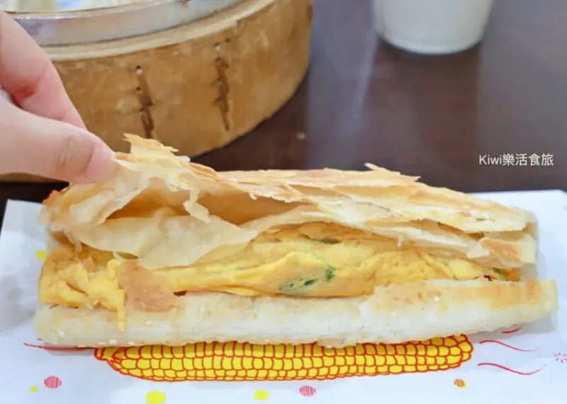 員林早餐推薦王記燒餅！早餐燒餅夾蔥蛋 鮮肉湯包大受歡迎，想吃必須早起排隊搶購。