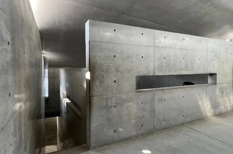 從瀨戶內海直島的一棟百年町家「安藤忠雄博物館」，正式揭開安藤忠雄的建築宇宙。