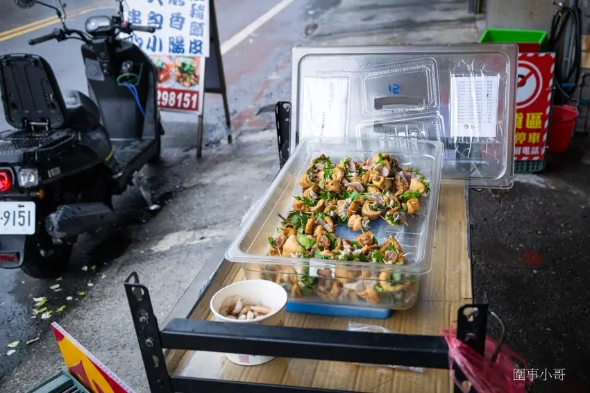 宜蘭傳統小吃推薦-復元行季節限定一串心！口味多樣搭配特製沾醬好吃到停不下來啦，美味的大腸包香腸加蘋果泡菜也讓人口水直流。 @圍事小哥的幸福相框