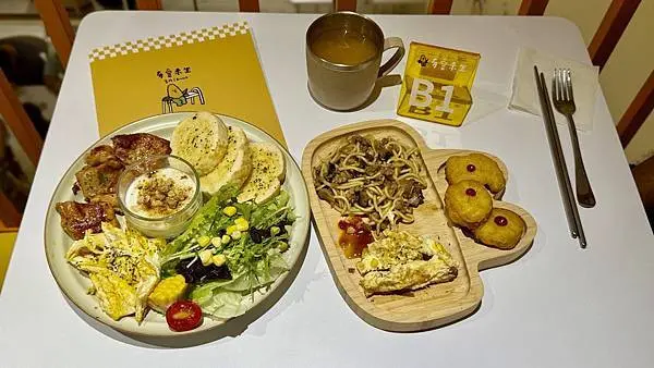 林口新開早午餐【有空來坐｜有CORN來坐食所｜Brunch】招牌必點早午餐拼盤/擺盤精緻餐點美味/玉米寶寶陪你一起用餐/林口親子友善餐廳