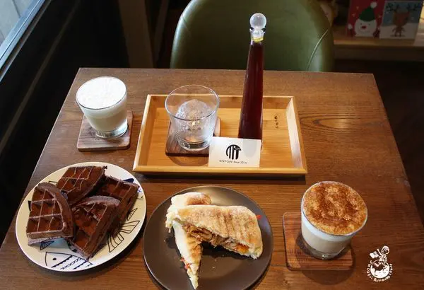 【台中北屯區。美食】MT49 CAFE 芒果樹49號咖啡店 // 藏身百年芒果樹旁的咖啡館，丸久小山園抹茶鬆餅、泡菜起司帕里尼，欣賞冰球咖啡Show