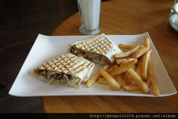 【台中】MOCHA JEANS café 摩卡珍思(尼克咖啡四號店)，一覽台中美術館的絕佳窗景，搭配意外好吃的輕食。