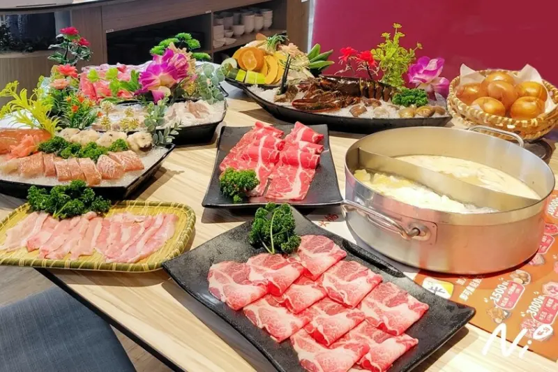 [嘉義西區]橘子火鍋 鴛鴦共鍋火鍋「海陸極饗4人套餐」波士頓龍蝦/天使紅蝦/日本A5和牛/松阪豬/自助吧吃到飽 #新鮮食材 #嘉義鍋物推薦