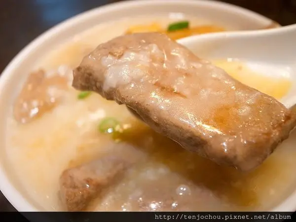 花花，甲飽沒【台北食記】東區 老友記粥麵館 終於吃到滿意的港式餐廳
