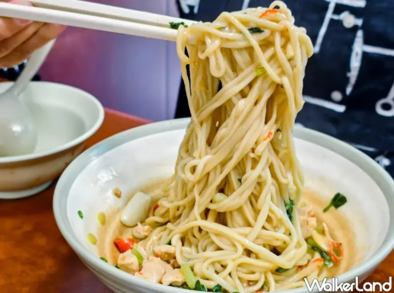 高雄拉麵推薦！姚家蘭州拉麵隱身新興區巷弄，30年真功夫手工現拉麵必吃雪菜辣雞麵。