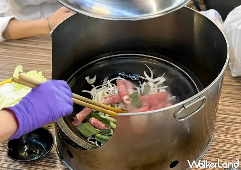 西門町必吃火鍋！雅香石頭火鍋 菜單平價、自製沙茶醬超推，營業至凌晨4點夜貓也能吃。