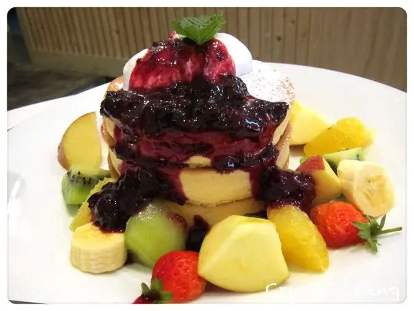 【台中好食推薦】Naked’6 厚鬆餅定食都好吃 好推薦鮭魚飯糰吶 下午茶又有新選擇了！