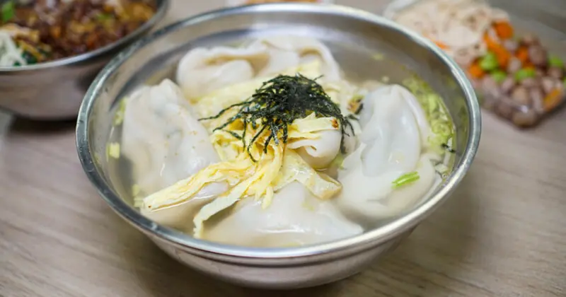 台北萬華美食必吃！冠軍菜肉餛飩老店，招牌上海菜肉大餛飩湯頭鮮美。