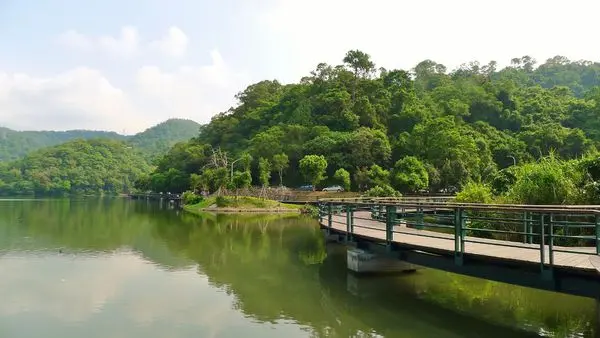 宜蘭-讓人身心靈放鬆龍潭湖.悠閒走走去~        
      