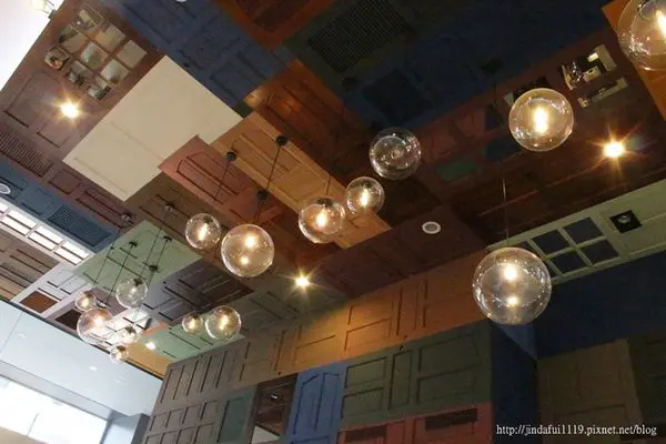 【台中。食】木門咖啡 Wooden Door//宛如怪獸電力公司的舒適店家