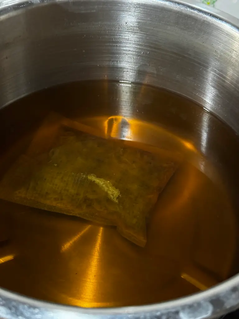 肥油掰掰茶 沖泡中|茶湯金黃清亮