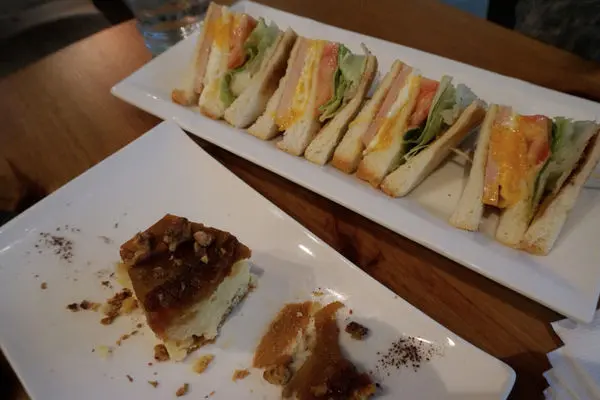 食記 ► 台北 大安區 ◄ Xiaomijo 小米酒咖啡館 ✔ 捷運沿線必吃美食：捷運東門站 x 永康街看場電影喝杯療癒系咖啡拉花(有插座/WIFI/不限時)