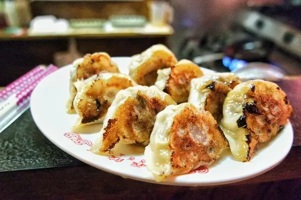 【台南．東區】正義餃子せいぎぎょうざ來一罐啤酒超搭，立食餃子讓人錯覺置身於日本小酒館。@女子的休假計劃