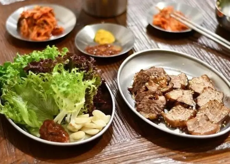 高雄必吃韓式料理！「雲冷麵屋」冷麵 拌飯超美味，也有素食選擇超貼心。