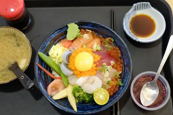 台北公館 海人刺身丼飯專賣店 - 生魚片丼飯好吃，溫飯吃法特別