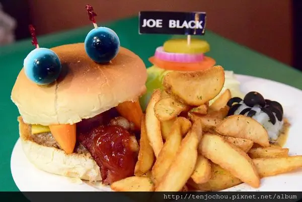 花花，甲飽沒【台北食記】松江南京 Joe Black　好吃又好玩吸血鬼漢堡
