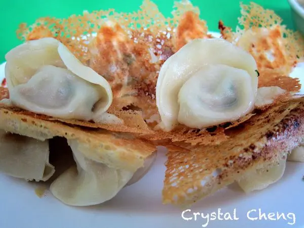 【台中美食推薦】小六鍋貼 一定會被燙到心目中第一名的脆皮鍋貼 簡直像湯包的厲害鍋貼 (小吃)