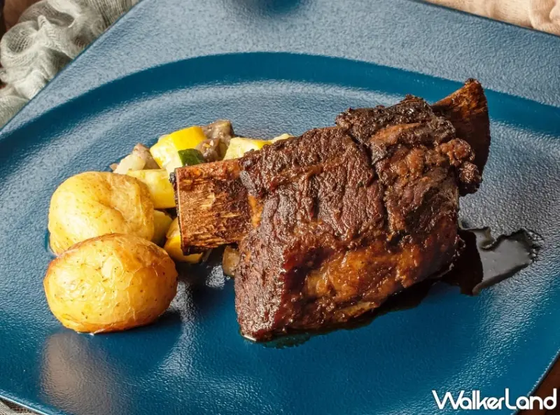 潤娥 暴君的廚師 掀台式牛排熱潮！百年波麗路餐廳「台塑牛小排」演繹來自未來的入口即化美味。