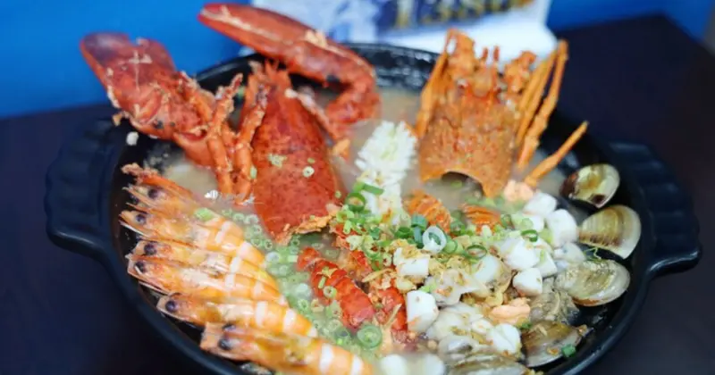 台中美食推薦粥狂浮誇雙龍海鮮粥向上店，龍出海必吃。
