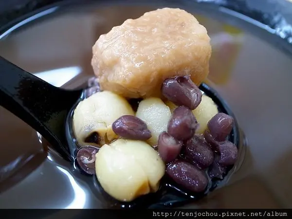 花花，甲飽沒【台北食記】阿鴻豆花 料多實在大份量平價冰品 遼寧街夜市必吃美食推薦