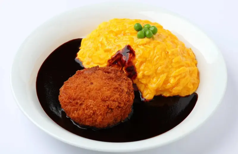 羽田機場新開店！銀座蛋包飯名店進駐羽田機場，飛機造型兒童餐和昭和風汽水可愛又好拍。