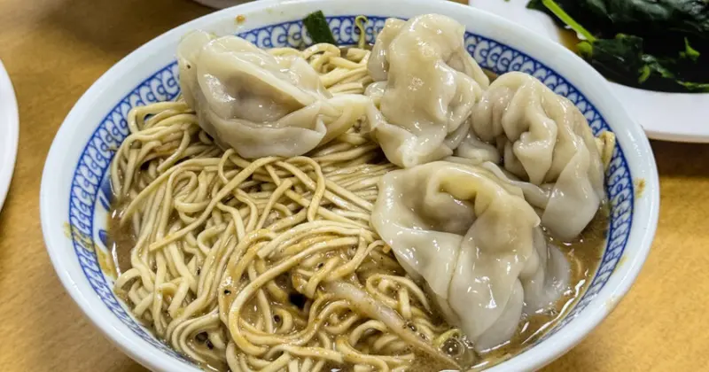 高雄鹽埕區必吃麵店！榮璋陽春麵獨特沙茶麻醬乾麵，在地人從小吃到大。