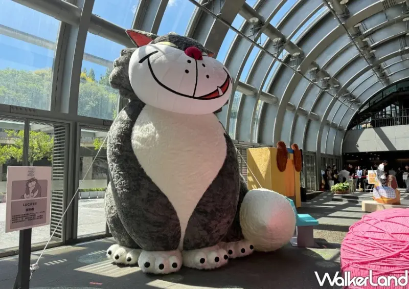 4米魯斯佛貓奴尖叫！台北捷運Ｘ迪士尼樂園免費拍，全新彩繪列車進站。