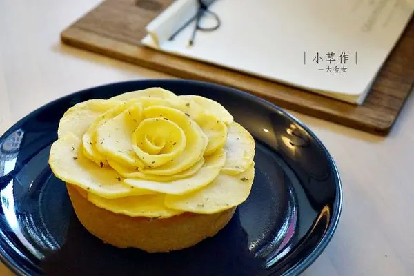 [民生社區美食] 小草作-如花美眷的蘋果塔、鹹派、手做輕食、早午餐、甜點，還有來自屋頂農場的香草芬芳，你通通不容錯過！民生社區早午餐/民生社區下午茶/民生社區甜點/南京三民站美食/南京三民站早午餐/南