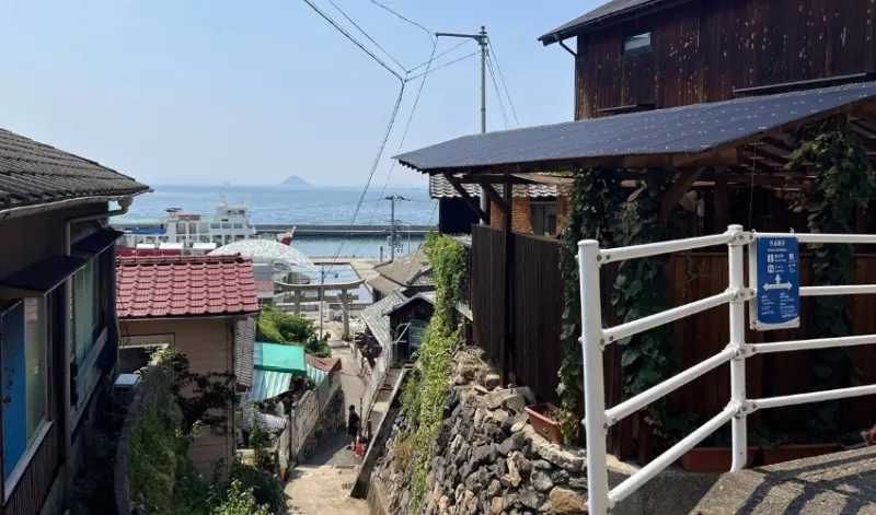 跟著海風與貓散步吧！山城漁村的石牆屋舍藏著一間間懷抱夢想的手作小屋「瀨戶內海新星島嶼－男木島」。