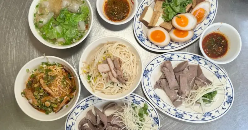 大溪美食地標達摩麵店，在地人激推擔仔麵與黑白切，老街飄香一甲子