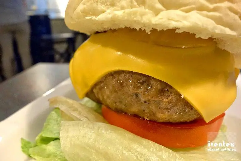 【新北中和環球。早午餐】二訪癈墟早午餐~超厚漢堡排大塊多汁夠誠意！