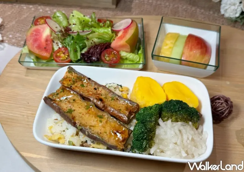 搭華航點特別餐最懂吃！小小樹食Ｘ華航飛機餐，雞絲飯 法式吐司大推。