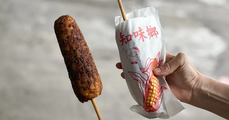 萬里美食推薦！北海岸必吃美食 知味鄉玉米 一支破百、網友喊貴，假日照樣天天要排隊。