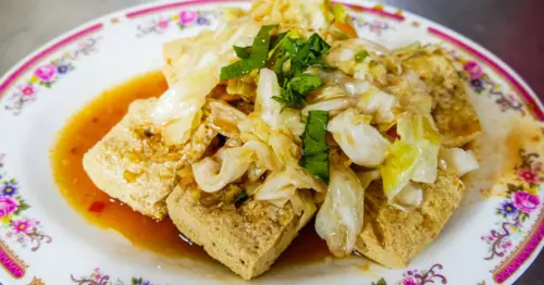 台東林家臭豆腐就是狂！正氣路超過30年老店，果香泡菜超特別排隊也要吃。