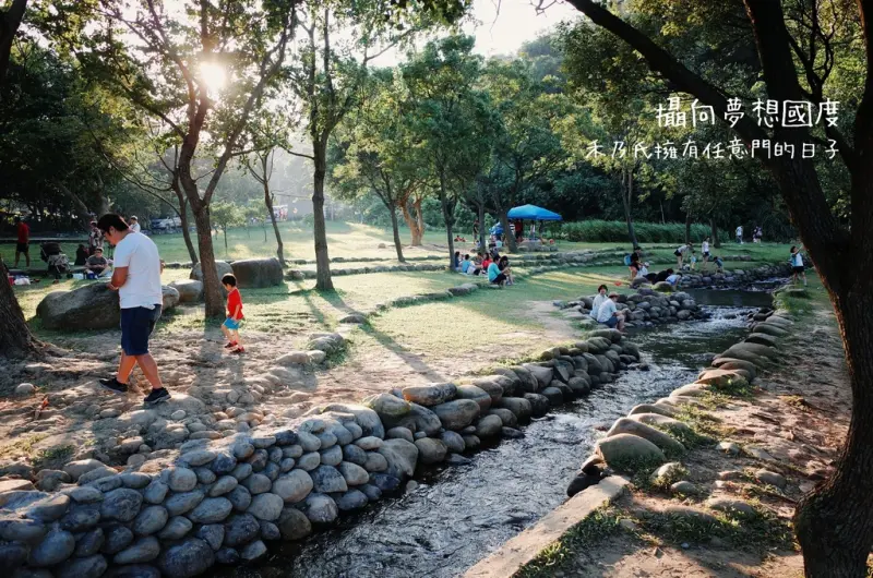 ｜桃園TAOYUAN－三坑自然生態公園｜禾乃氏－擁有任意門的日子：秋意拂來野餐趣，依靠在湖岸草地邊的悠閒時光